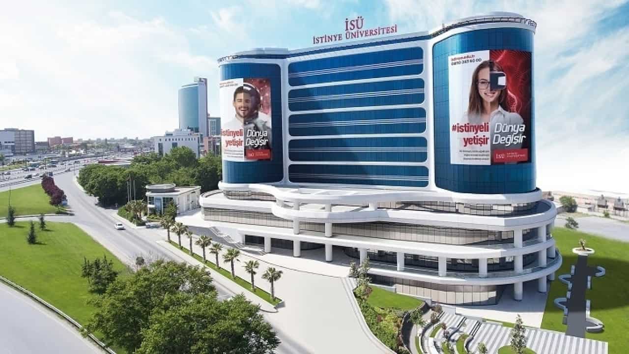 الدراسة-في-جامعة-استينيا.jpeg